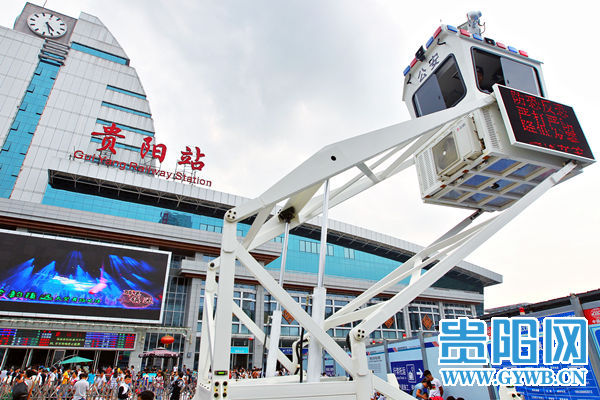 图为8月25日，特警人员在移动监视塔内执勤