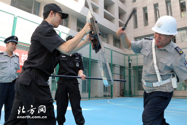 开学临近 天津学校组织安保人员进行专业培训