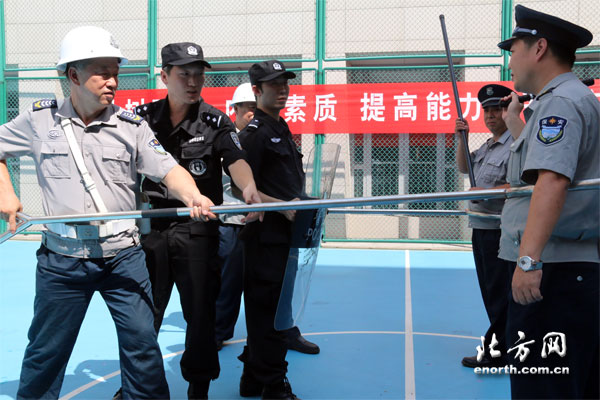 开学临近 天津学校组织安保人员进行专业培训