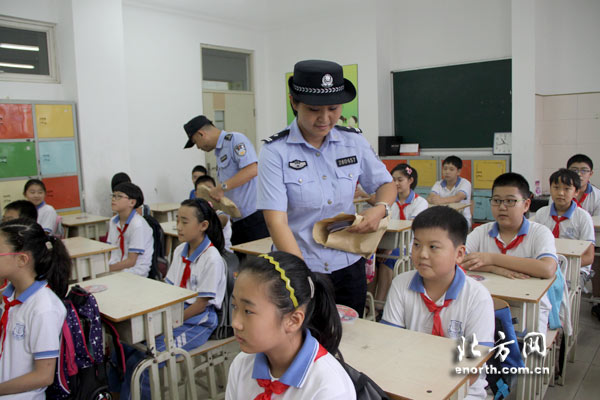警方“描绘”法制教育片 送安全防范知识进校园