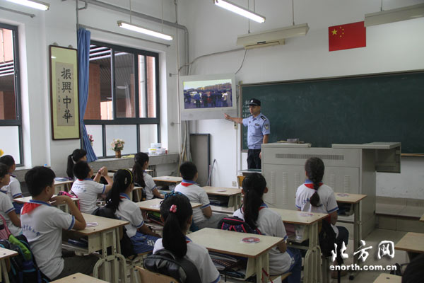 警方“描绘”法制教育片 送安全防范知识进校园