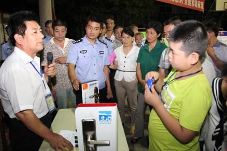 南阳市举行社区民警安全防范进小区活动