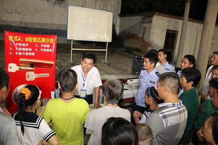 南阳市举行社区民警安全防范进小区活动