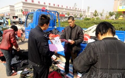 诸城警方发放20万本防范手册 提高市民意识