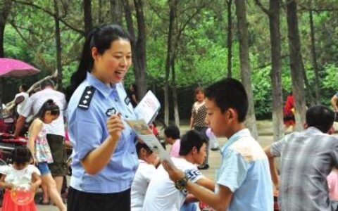 河南平顶山：公安民警到公园宣讲少儿安防常识