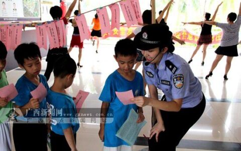 南宁民警进社区宣传安保 水管捆钉子可防盗窃