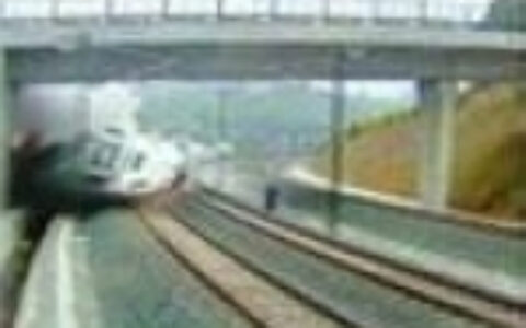 监控视频显示西班牙火车脱轨瞬间 惨如地狱